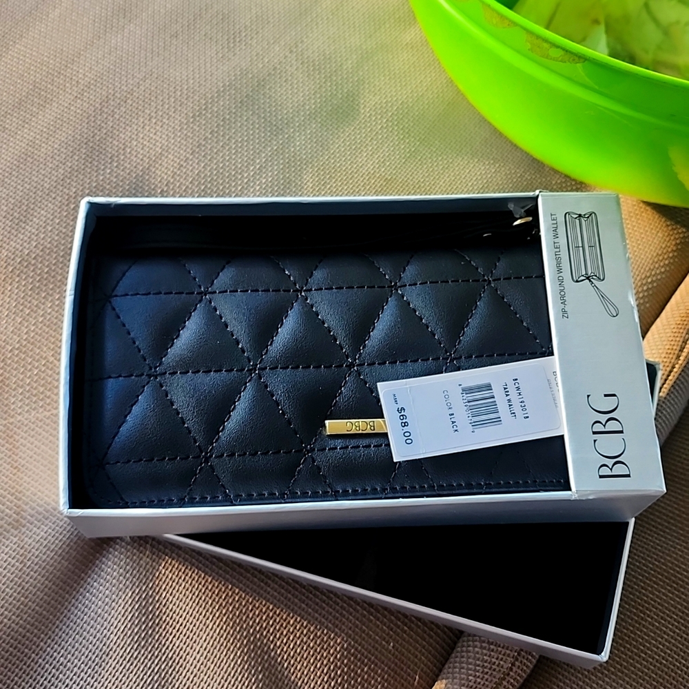 TARA WRISTLET
